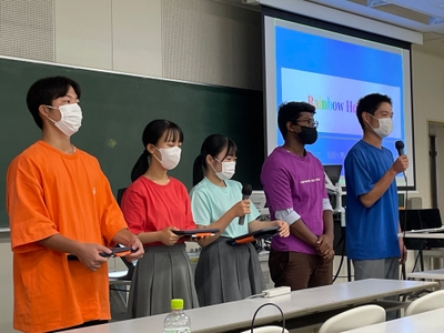 プレゼンテーションに色違いのTシャツで臨んだグループ