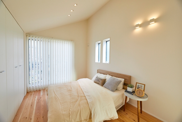 勾配天井のある主寝室