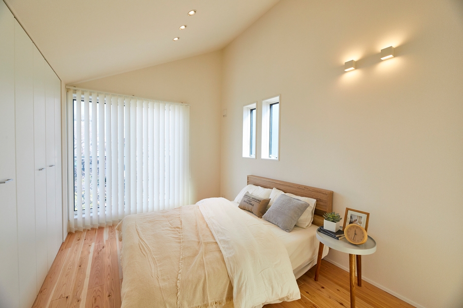 勾配天井のある主寝室