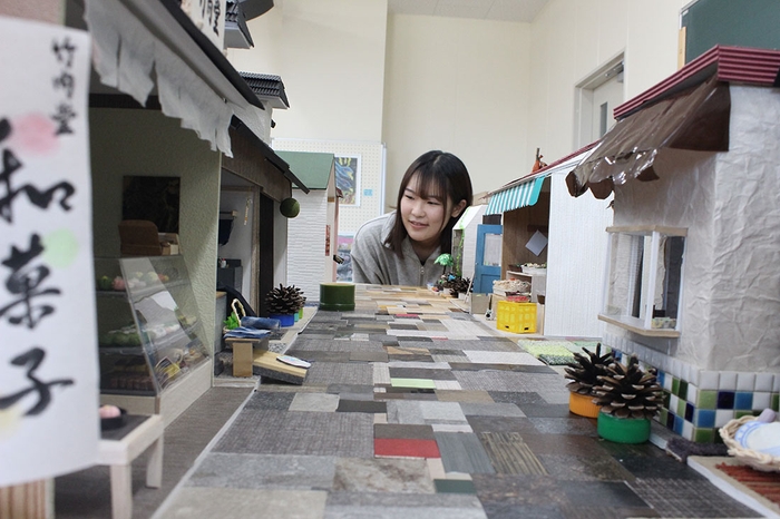 商店街の道路は床材のサンプルでパズルのように埋め尽くしました