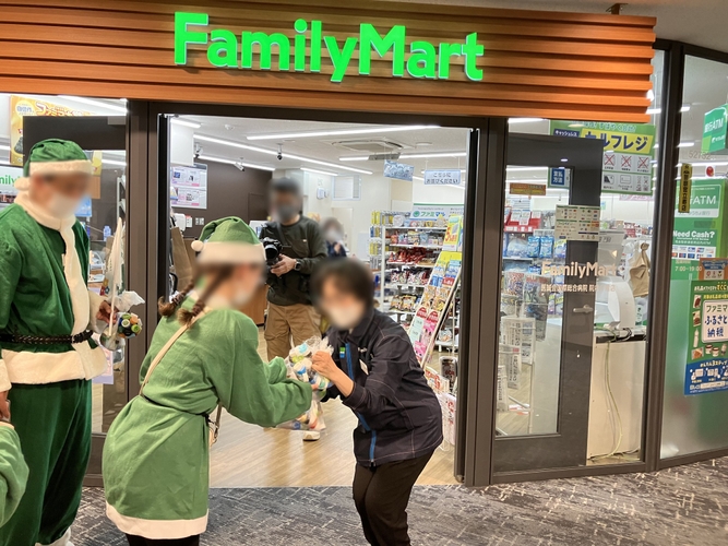 ペットボトルキャップ回収ボックス設置の医誠会国際総合病院院内ファミリマートにて