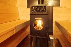 木のぬくもりに包まれる薪ストーブ