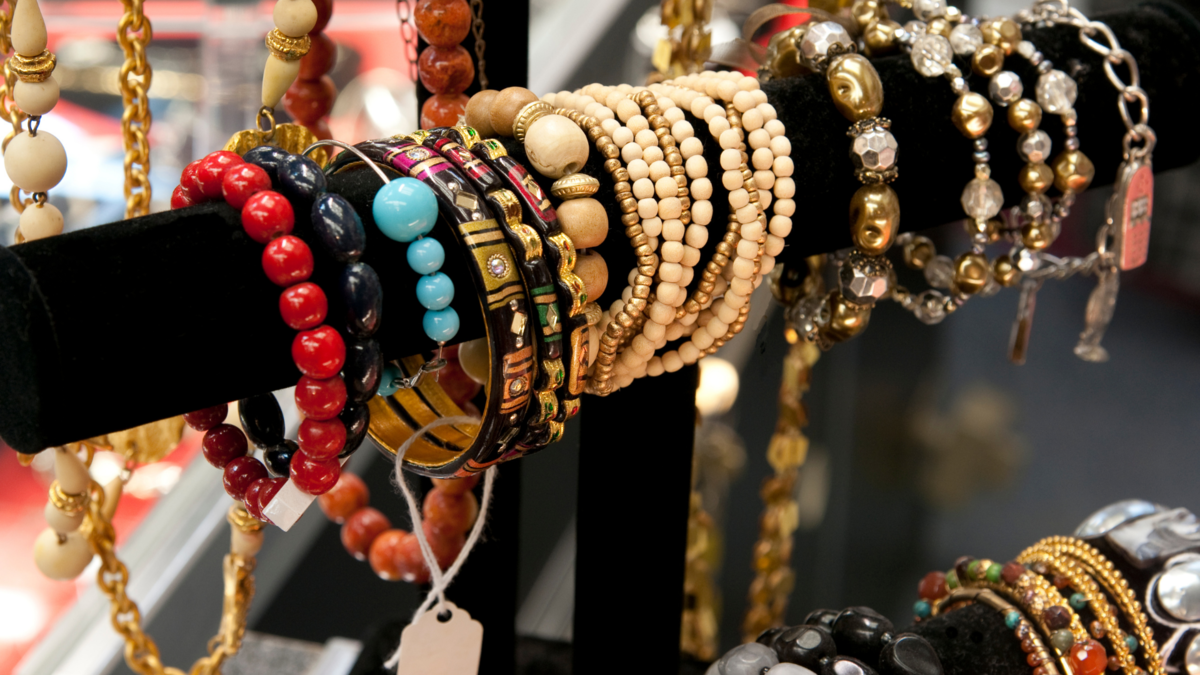 コスチュームジュエリー市場は、年平均成長率（CAGR）5.33%で成長すると予測される