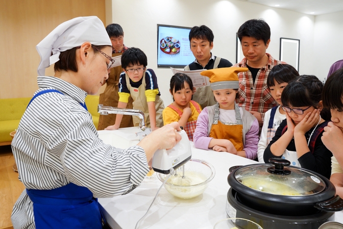 料理のプロを囲み真剣な表情の参加者