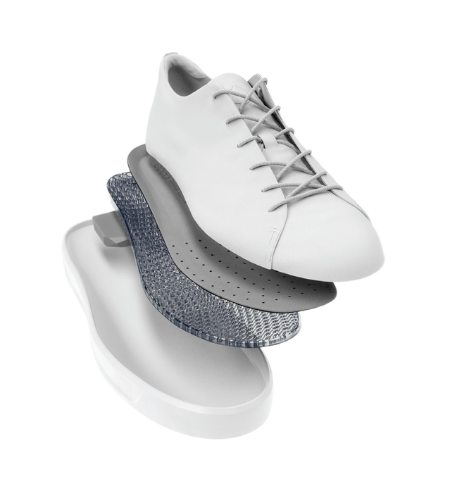 レザーアッパー・インソール(中敷き)/カスタマイズされたシリコーン素材で形成のミッドソール/ポリウレタン素材のアウトソールで世界で一足の最高の履き心地がつくられます