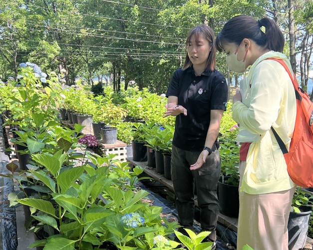 ガーデンスタッフ(左)が、植物の特徴や育て方などをご紹介します