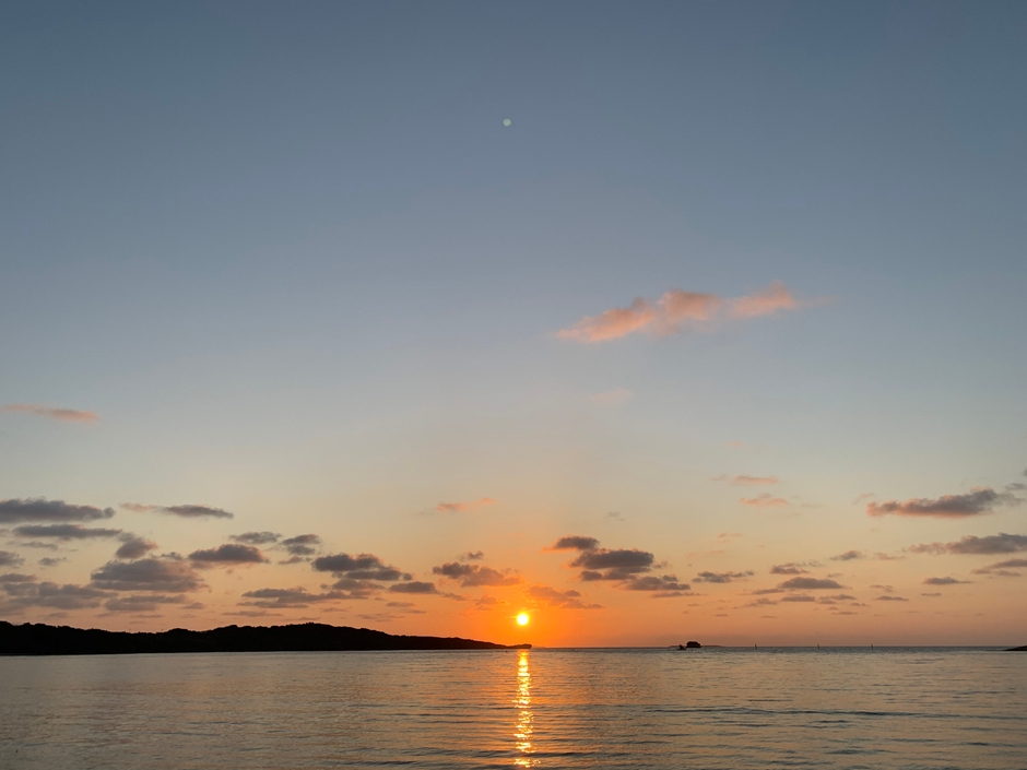 水平線から昇る太陽に感動