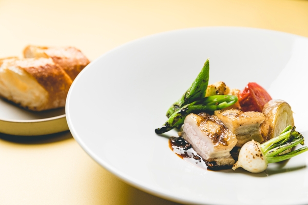 豚バラ肉のグリルと季節野菜 黒胡椒ソース