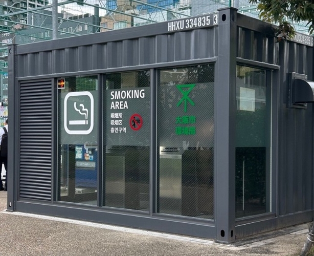 天王寺動物園前（大阪市天王寺区）に設置された喫煙所