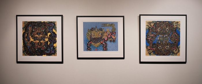 小松美羽「確認之刻(見定めの時)」(中央)「干支神獣 辰年(左) 虎年(右)」ミックストメディア版画 落札予想価格 各60~90万円