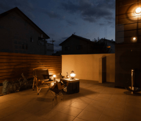 夜のアウトドアリビング