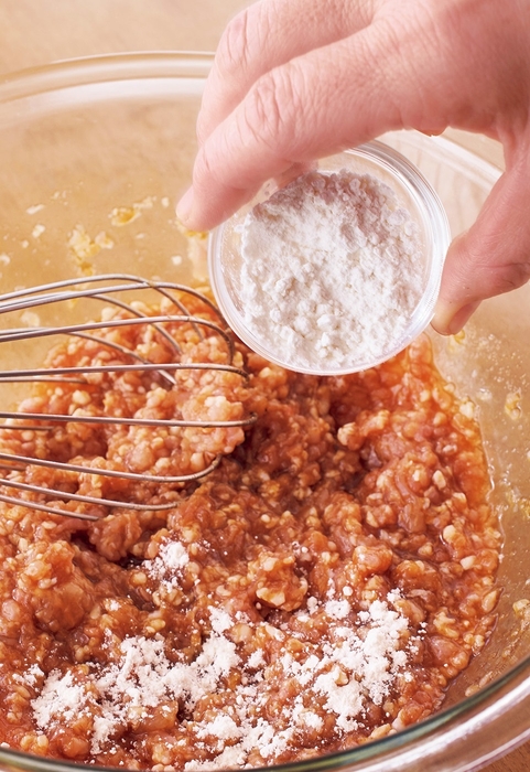 作り置きそぼろ：たれと小麦粉を鶏ひき肉によく混ぜて