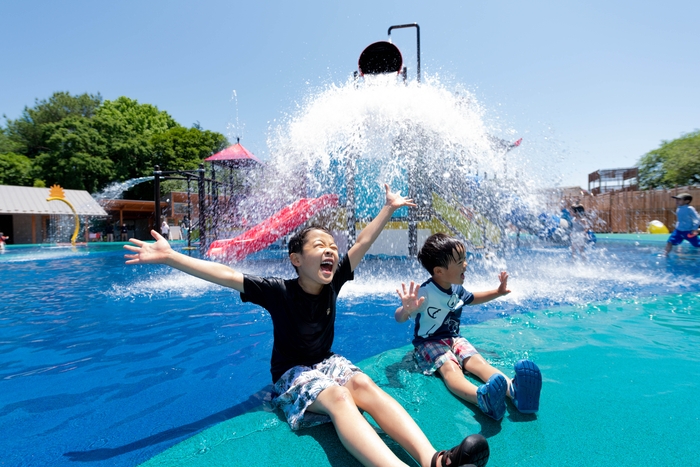 水が貯まるとバケツがひっくり返り、頭の上から大量の水が滝のように降り注ぎます！