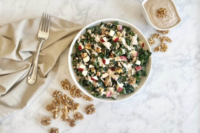 ケールと古代麦のサラダ クリーミーアップルサイダーくるみビネグレット