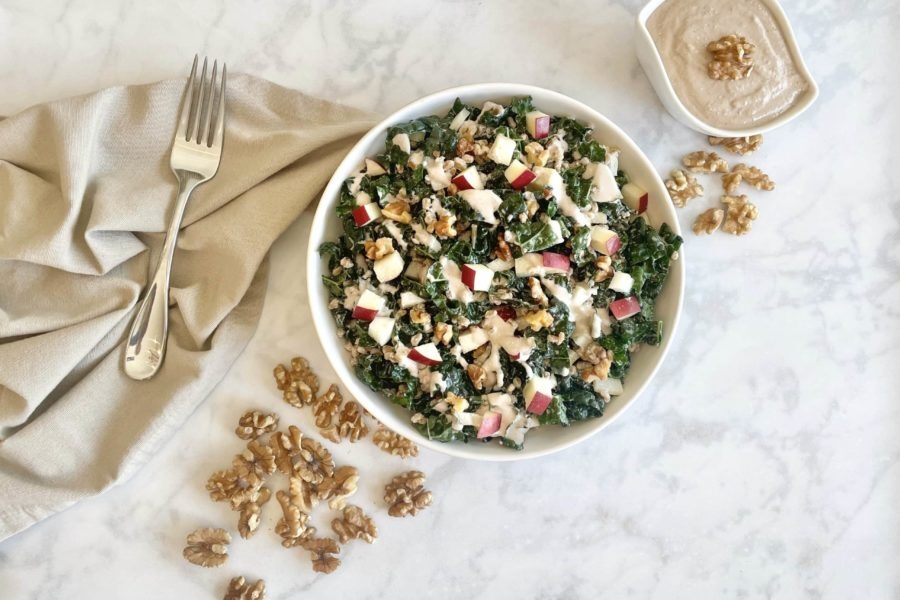 ケールと古代麦のサラダ クリーミーアップルサイダーくるみビネグレット