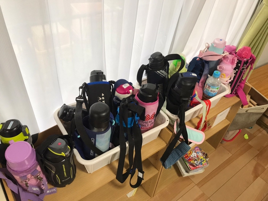 学童保育所 写真(6)各自の水筒