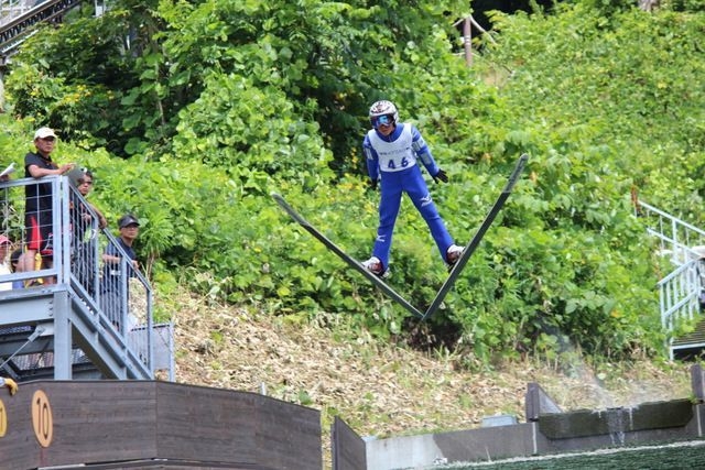 昨年開催の第7回 雪印メグミルク杯ジュニアサマージャンプ大会の様子1