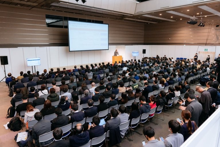 立ち見が出るほど多くの聴講者が詰めかけたカンファレンス会場(AI博覧会 Osaka 2025)