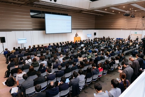 立ち見が出るほど多くの聴講者が詰めかけたカンファレンス会場(AI博覧会 Osaka 2025)