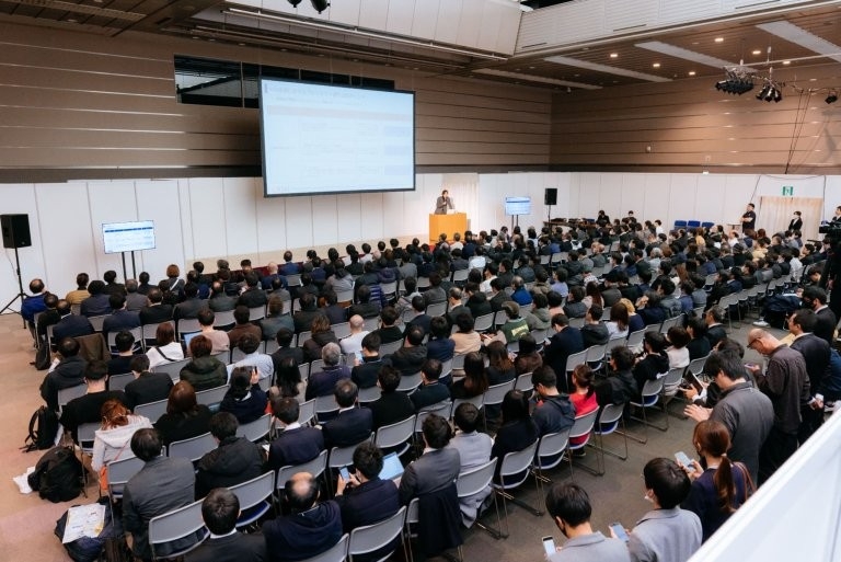 立ち見が出るほど多くの聴講者が詰めかけたカンファレンス会場(AI博覧会 Osaka 2025)