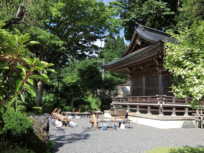 神楽殿前で紙を漉きます