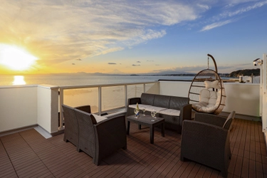 海まで徒歩15秒｜富士山を望む葉山のバケーションステイ「ファブール葉山別邸」グランドオープン