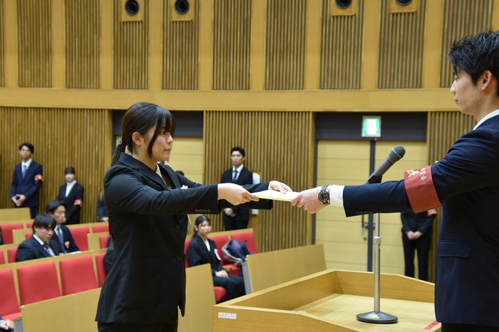 新人賞の受賞者を代表して賞状を受け取るライフル射撃部の遠藤七海さん（人間学部１年）