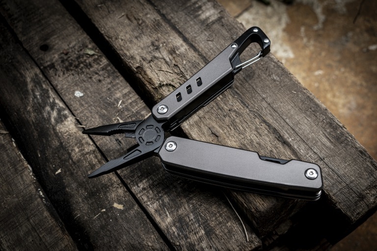 ペンチとニッパーです