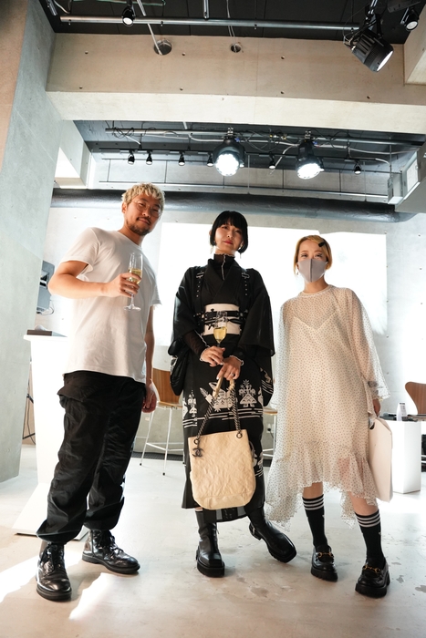 写真家/着物系インフルエンサー さんかく氏(中央)