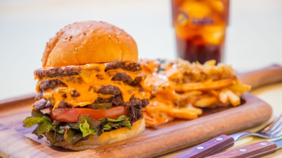 ▲“お肉好きのためのごちそう”カリフォルニアバーガー