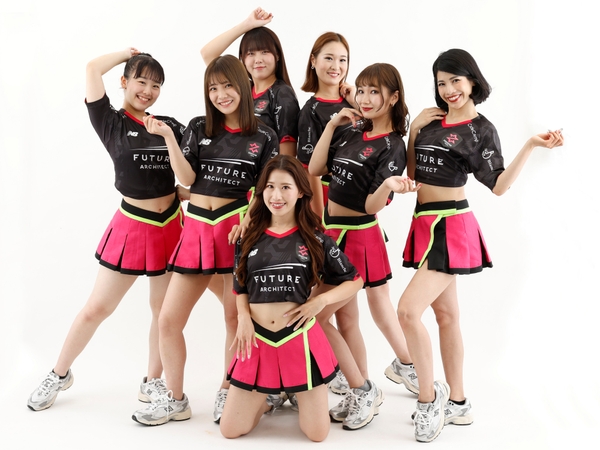 1列目:リーダーANJU、2列目左から:REINA、KANA、MEI、YUKA、3列目左から:HINA、MARINA