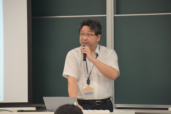 講義を行う坂下さん