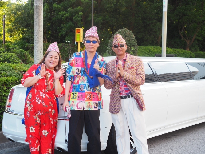 左からSIZUKU、GOD、カピル氏