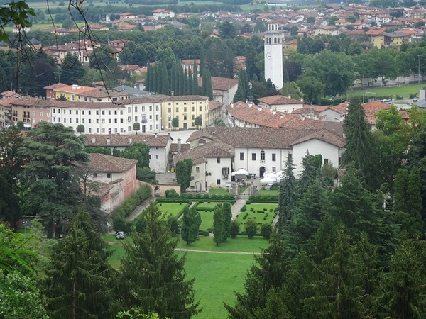 マニアーゴは北イタリアに位置する人口1万人程度の小さな町です。