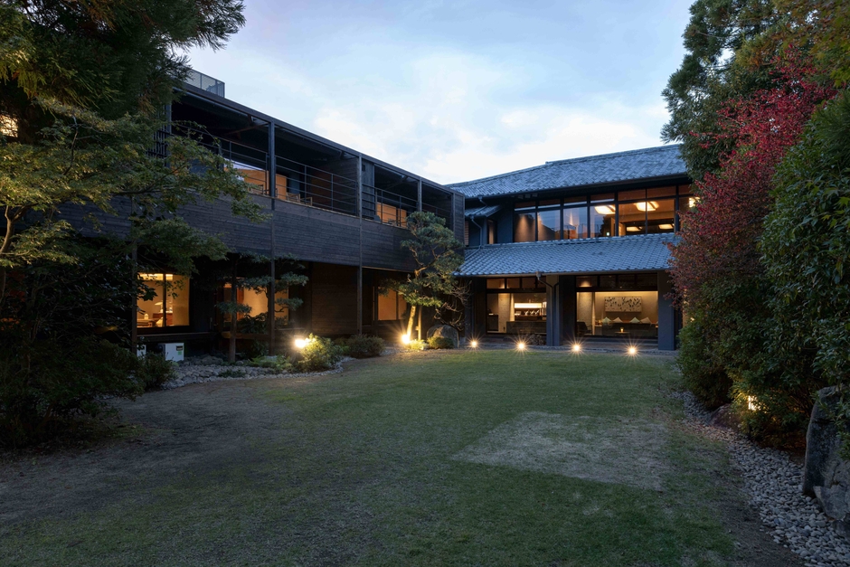 街中とは思えない広大な庭園