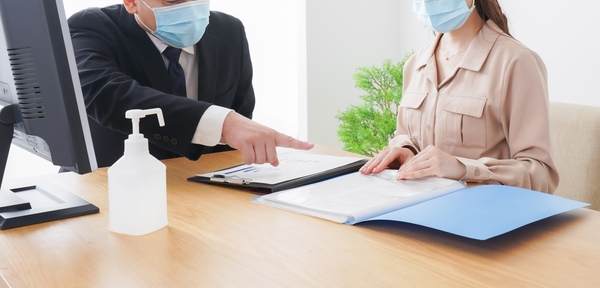 オフィスでマスクをして働く人のイメージ画像