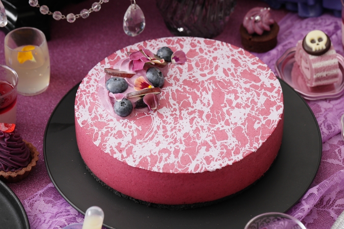 ▲愛しのカシスムース カシスシロップのビスキュイショコラ・カシスコンフィ・カシスムースの3種の異なる仕立てが楽しめるカシスづくしのムース。甘さを抑えた大人な味わい。