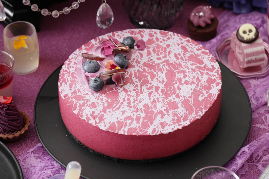 ▲愛しのカシスムース カシスシロップのビスキュイショコラ・カシスコンフィ・カシスムースの3種の異なる仕立てが楽しめるカシスづくしのムース。甘さを抑えた大人な味わい。