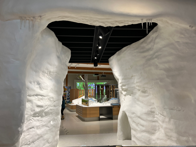 雪のトンネルを抜けると妙高高原戸隠連山国立公園の自然と文化等の展示コーナー