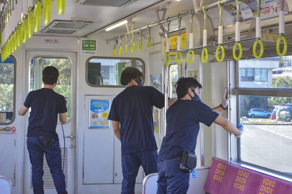 北九州モノレール車両への「TOYO COAT」施工の様子