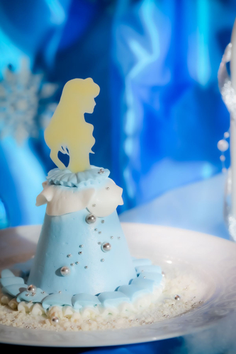ひとり一つ提供される、“ブルーカラーのプリンセスドレスケーキ”をひとりじめ！
