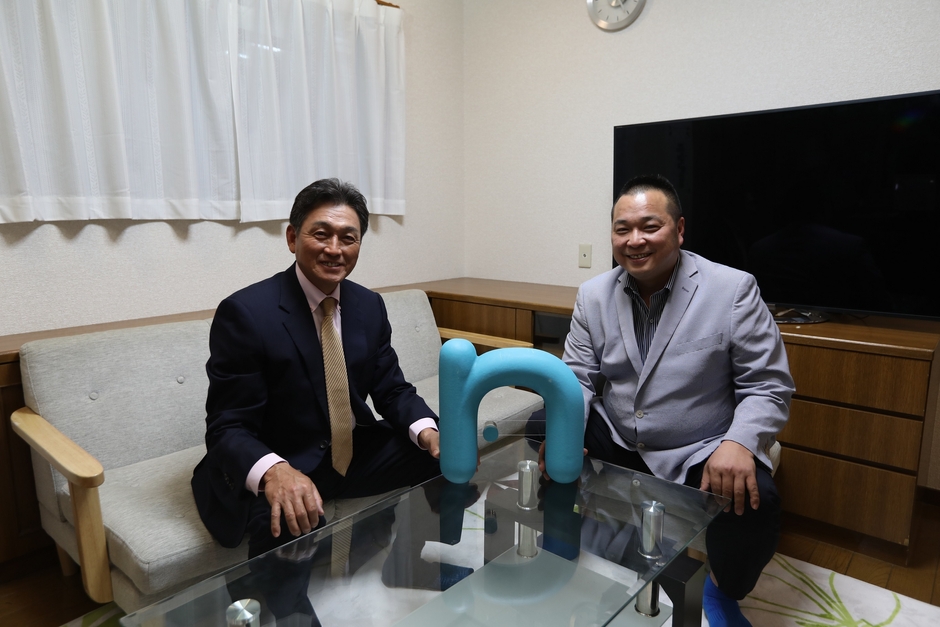 左:真弓明信 氏、右:社長の野元一真