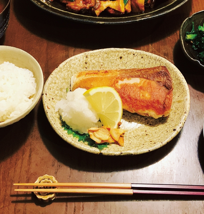 「ぶりのにんにく風味塩焼き」魚料理はシンプルがいちばん。ぶりは粉をはたいてにんにく油で焼くのが最近のブーム