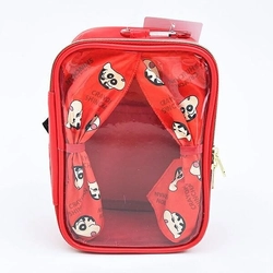 ぬい活をサポートするクレヨンしんちゃんのぬいぐるみポーチ！ユニークな柄のカーテンがおしゃれで、便利な大きめカラビナ付き。