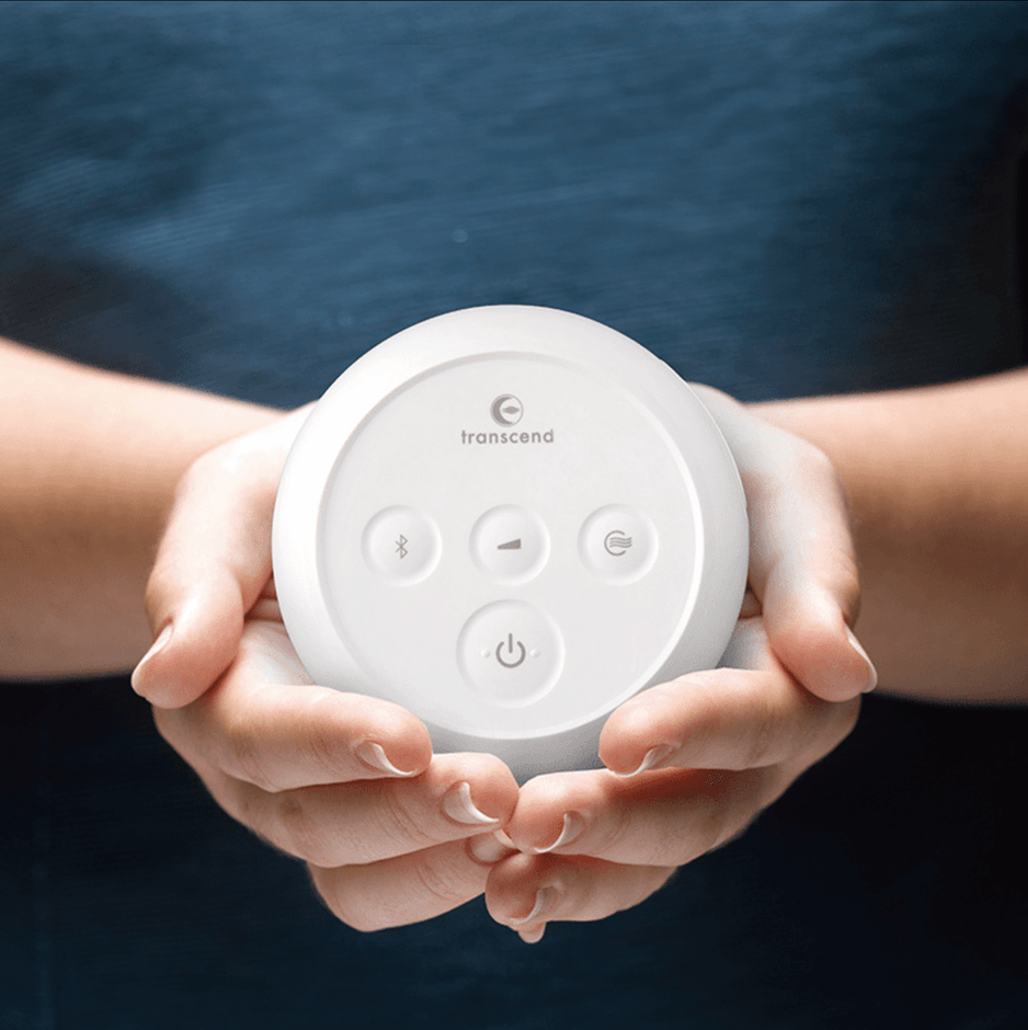 手の中に収まるトランセンド マイクロ