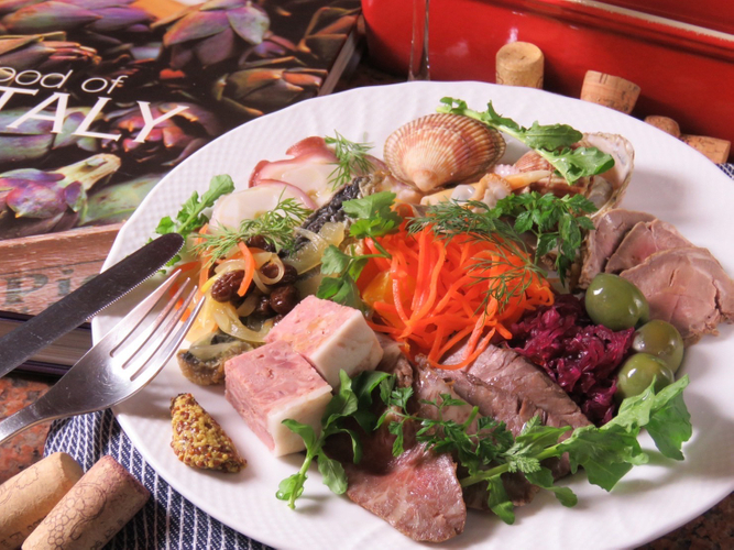 料理の一例：道産ブランド肉と旬菜鮮魚の贅沢オードブル