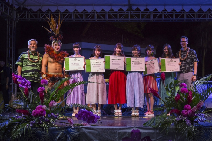 (写真右:左から)森永ミルトン グアム政府観光局 理事会 会長、ミスターグアム2017、 荻野由佳、朝長美桜、入山杏奈、山本彩、太田夢莉、古畑奈和、ジョン・ネイサン・デナイト グアム政府観光局 局長兼CEO