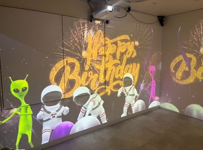 宇宙スタッフが盛り上げます