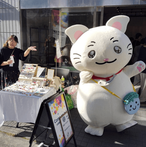 大船マルシェの会場であるNEKTON大船で他の出展者さんと一緒にぬいぐるみセラピーの「かまにゃん」