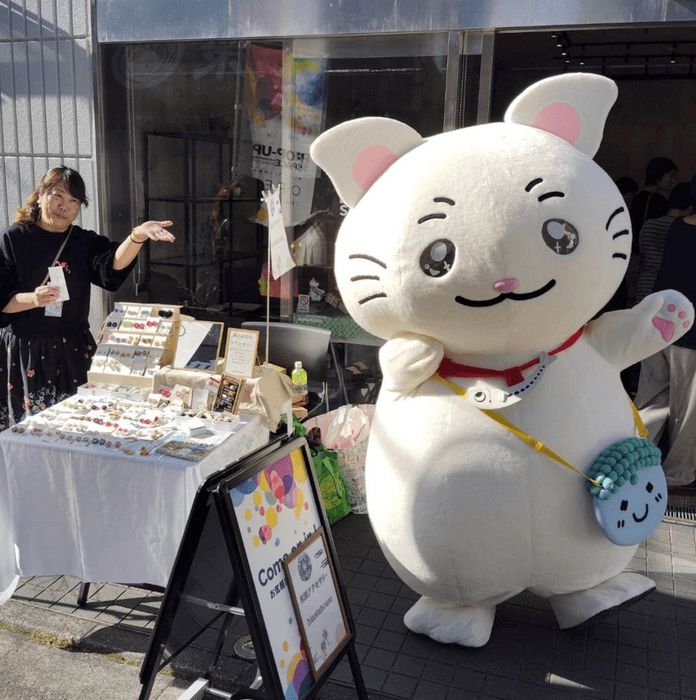 大船マルシェの会場であるNEKTON大船で他の出展者さんと一緒にぬいぐるみセラピーの「かまにゃん」